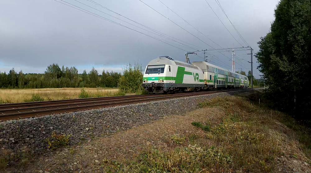 InterCity ohittaa Vehmaisen 20.8.2025
Vehmaisissa eivät junat enää pysähtele ja niin tämäkin Pieksämäeltä Helsinkiin (Tampereen kautta) juokseva InterCIty porhaltaa lävitse paljon hidastelematta. Penkereen leveydestä näkee, että tällä paikalla sijaitsi aikanaan Vehmaisten ratapiha.
Avainsanat: op_VR;jt_Matkustajajuna;jt_InterCity;jyv_Sr2;jyv_Edfs;jyv_CEd;jyv_Edo;rautatiearkeologia