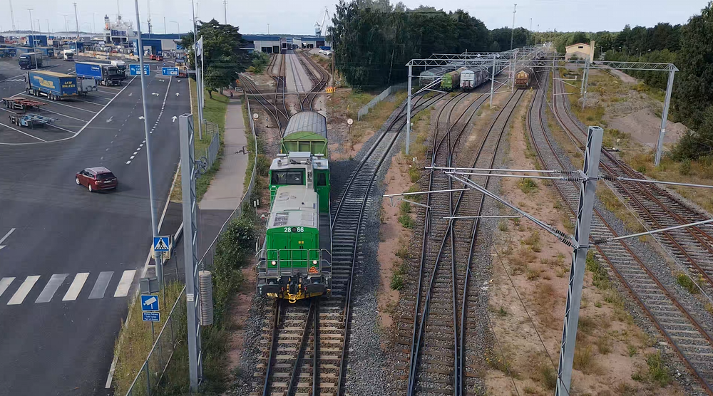 Hangon päivystäjä 22.7.2026 #4
Saatuaan teräsvaunut ratapihalle päivystäjä lähti viemään Tampereen junan ainoaa tuliaista satamaan.
Avainsanat: op_VR;jt_Vaihtotyö;jyv_Dr19;jyv_Gbls;jyv_Shimmn;jyv_Gbln;jyv_Sggrrs;päivystäjä_Hanko