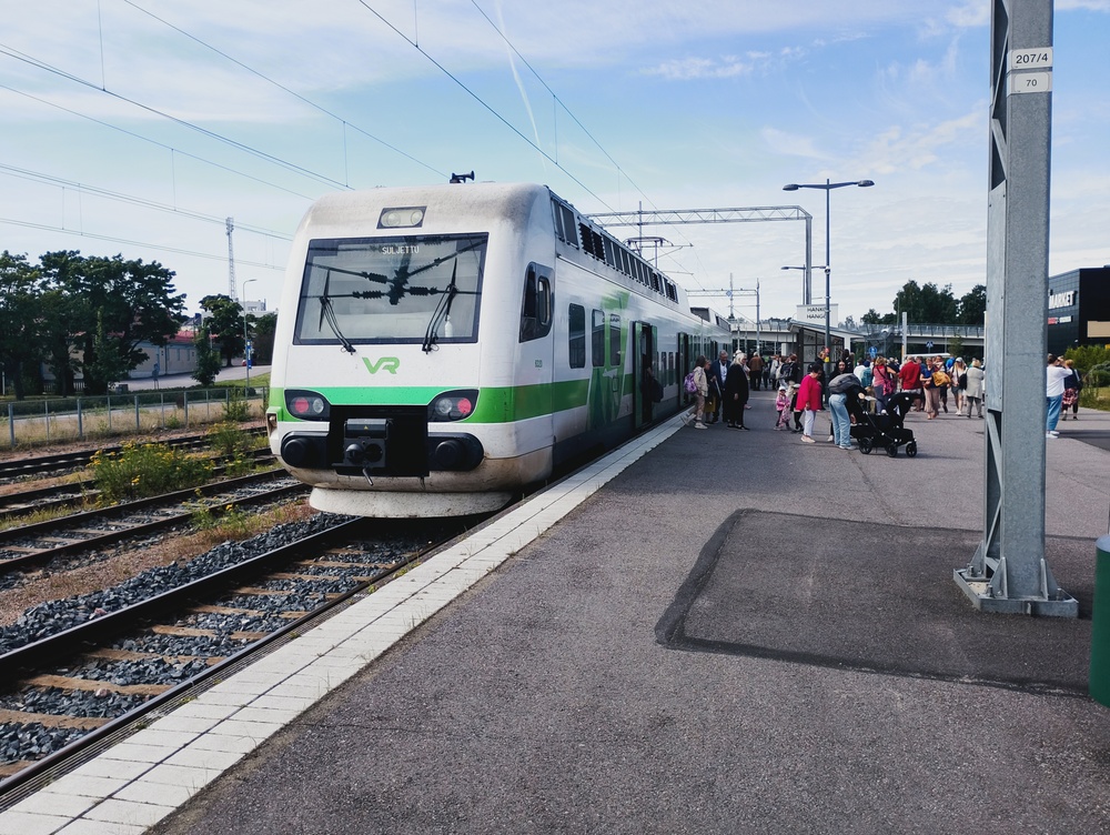Lähijuna Hangossa 22.7.2026
Kesäajan Riihimäki-Hanko -juna on juuri saapunut määräasemalleen.
Avainsanat: op_VR;jt_Matkustajajuna;jt_Lähijuna;jyv_Sm4