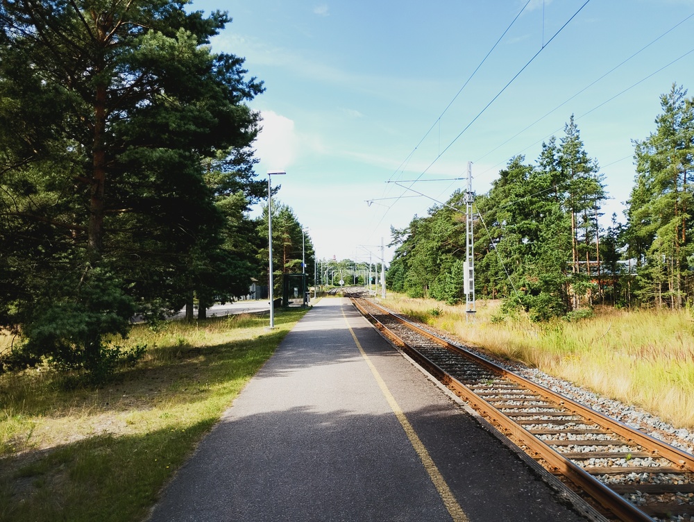 Hanko-Pohjoinen etelään 22.7.2026
Hanko-Pohjoisen seisake nähtynä etelään. Hangon tulopiha Hanko tavaran pohjooinen päävaihde sijaitsee välittömästi seisakkeen eteläpuolella.
