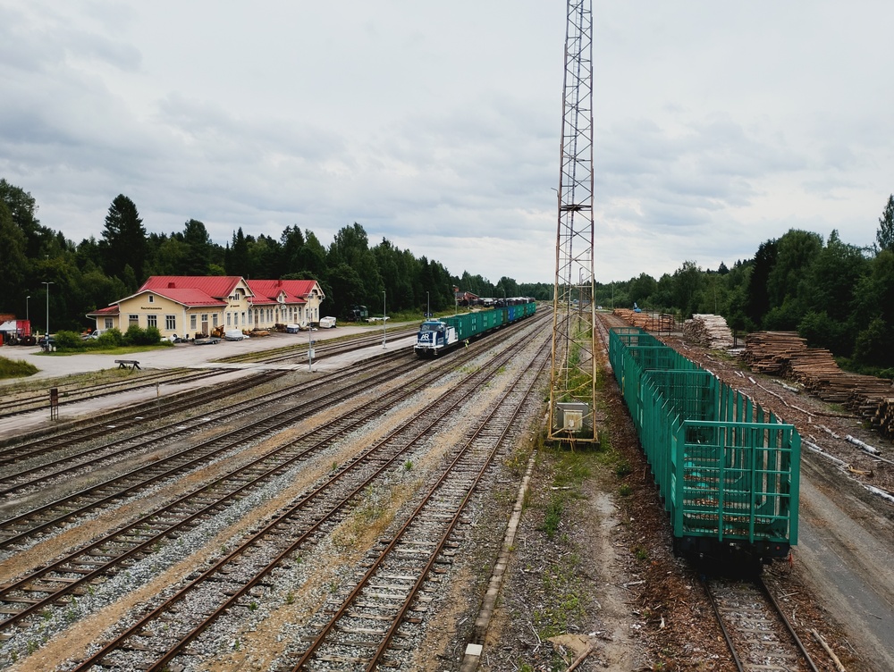 Tyhjien vaunujen jättö Haapamäelle 31.7.2026 #2
Dr16 ajaa kiinni Alavudelle kuormattavaksi suuntaaviin raakapuuvaunuihin. Osa junasta on jo jätetty kuormattavaksi Haapamäen kuormausraiteelle, jolle vaunut jaettiin kahteen osaan, kuvassa näkyvään vaununippuun, sekä toiseen kuvaajan selän takana.
Avainsanat: op_Arctic_Rail;jt_Tavarajuna;jt_Raakapuujuna;jt_Vaihtotyö;jyv_Dr16;jyv_Vop