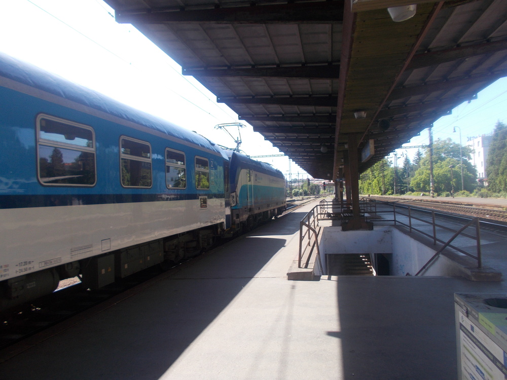 Vectron Vršovicessa
Tšekin valtiollisen ČD:n henkilöliikenteessä käyttämät Vectronit tunnetaan 193-sarjan sähkövetureina, jollainen tässä vetää jonkin sortin kaukojunaa hlavní nádražín suuntaan.
Avainsanat: um_ts_op_ČD;um_ts_jy_193