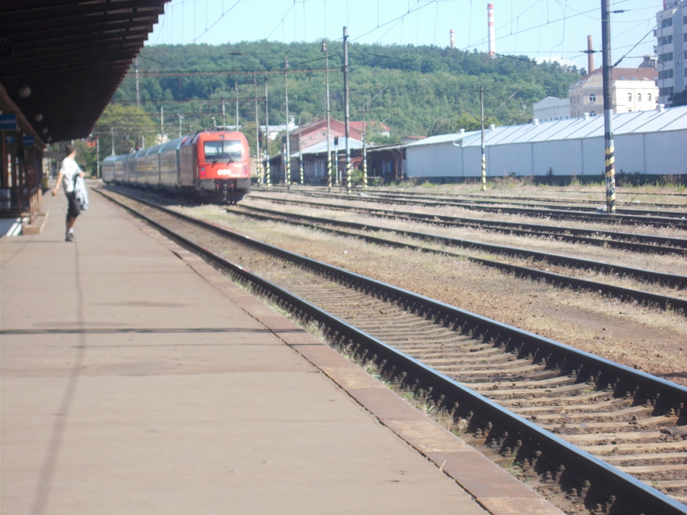 Vršovicen tavara-asema ja ÖBB
ÖBB:n Eurosprinter työntää ČD:n väreissä ollutta Railjet-runkoa itään, oletettavasti jollekin neljästä Vršovicen itäpuoleisesta varikosta.
Vršovicen tavara-asema vaikutti hiljenneen hiljattain.
Avainsanat: um_ts_op_ÖBB;um_ts_infra_tavara-asema;um_ts_jy_1016