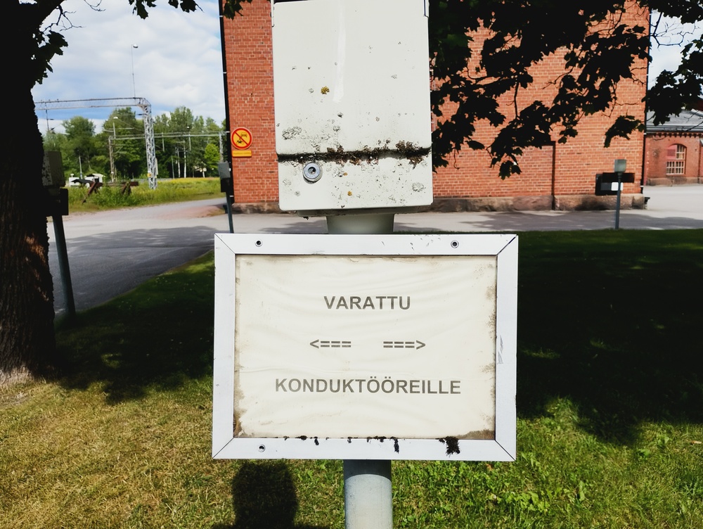 Konduktöörien parkkipaikka Karjaalla 22.7.2026
Karjaan veturitallin edustalta löytyy konduktööreille varattuja parkkipaikkoja.
Avainsanat: infra_veturitalli