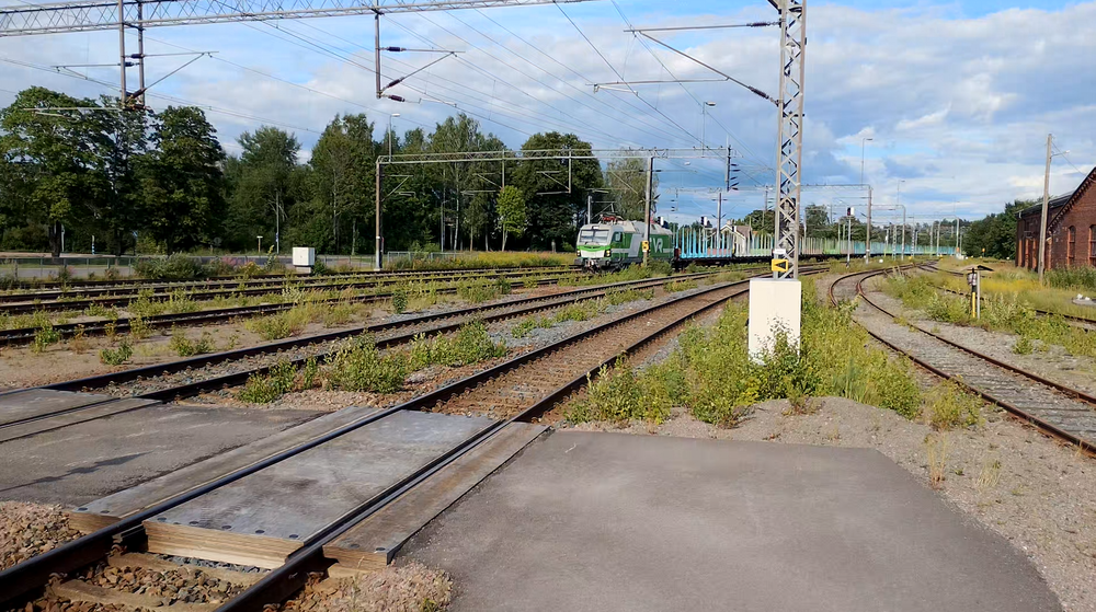 Tavarajuna saapuu Karjaalle 22.7.2026
VR:n Riihimäki-Salo -tyhjäraakapuu saapuu Karjaalle vaihtotöitä tekevän Fenniarailin raakapuujunan seuraksi.
Avainsanat: op_VR;jt_Tavarajuna;jt_Raakapuujuna;jyv_Sr3;jyv_Sp;jyv_Sps