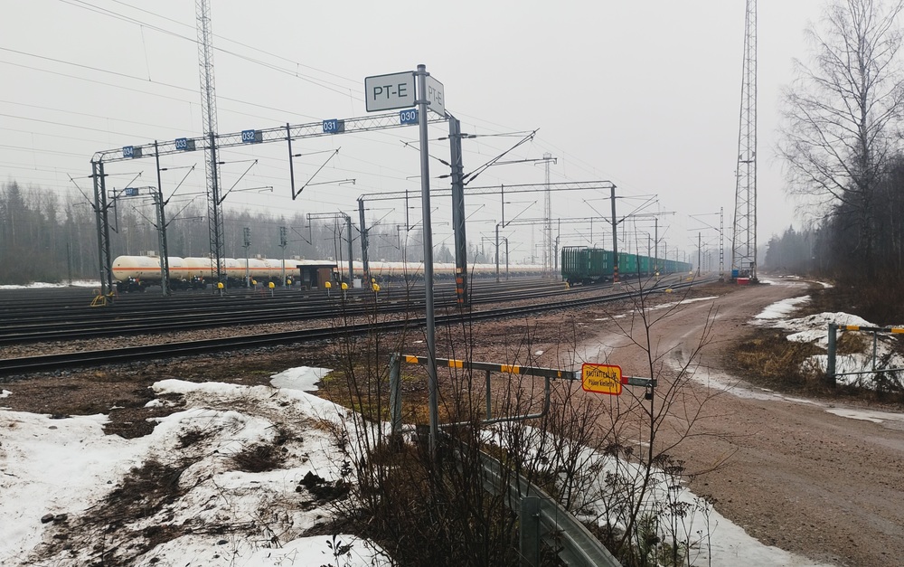 Yaran ja Arcitc Railin vaunuja Riihimäki lajittelussa 12.3.2026
Yaran säiliövaunuja säilytyksessä Riihimäen lajitteluratapihalla. Reunemmassa seisoo Arctic Railin käyttämiä raakapuuvaunuja.
Avainsanat: op_Arctic_Rail;jyv_Vop;jyv_Vgobo