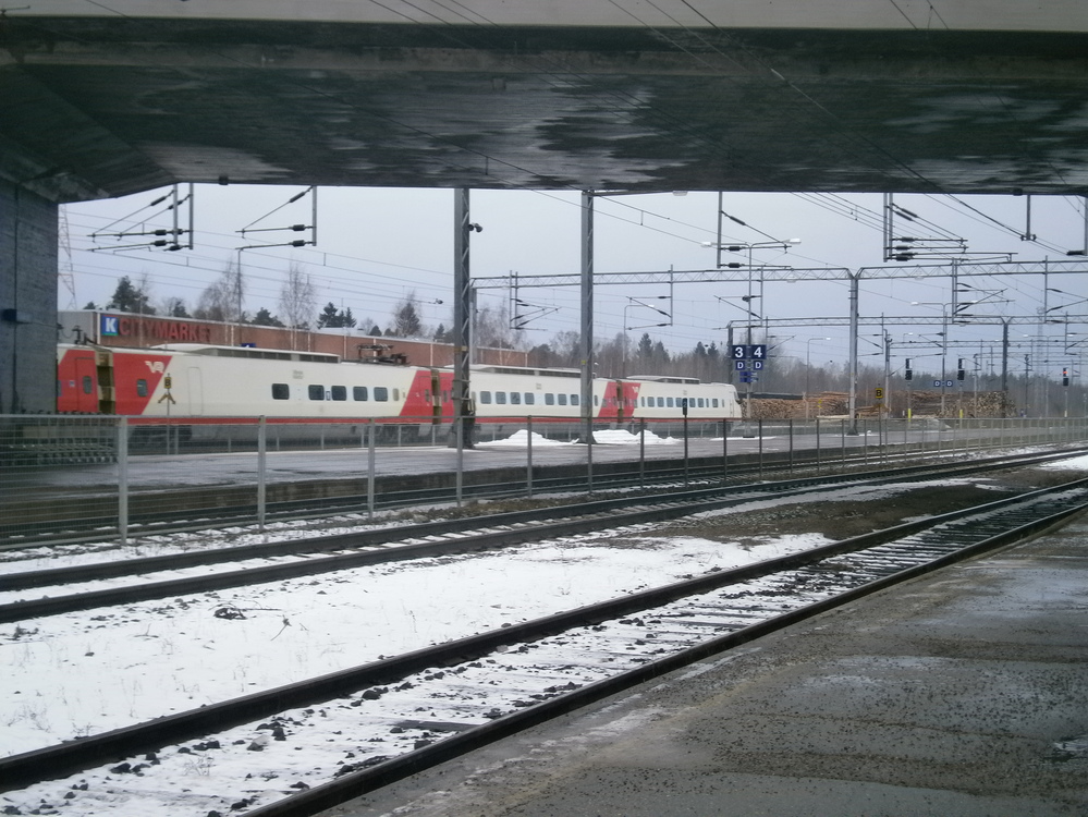 Punainen pendolino Pieksämäellä 21.3.2014
Puoli vuotta tästä hetkestä punaiset pendolinot olivat jo historiaa ja nyttemmin on asemakin mennyt uusiksi.
Avainsanat: op_VR;jt_matkustajajuna;jt_pendolino;jyv_Sm3