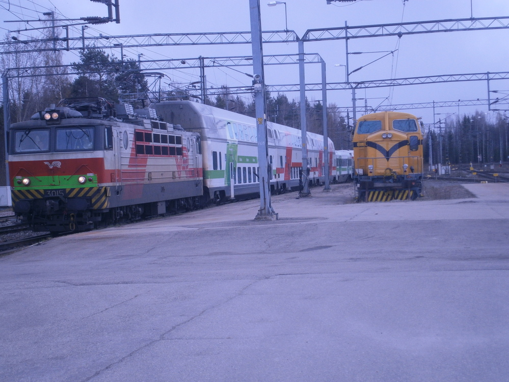 InterCity saapuu Pieksämäelle 2.5.2014
Sateenkaareva InterCity saapuu Pieksämäelle sinipunavihreässä värityksessään.
Avainsanat: op_VR;op_Destia;jt_matkustajajuna;jt_InterCity;jyv_Sr1;jyv_Dr45;jyv_Edb;jyv_Ed;jym_Move90