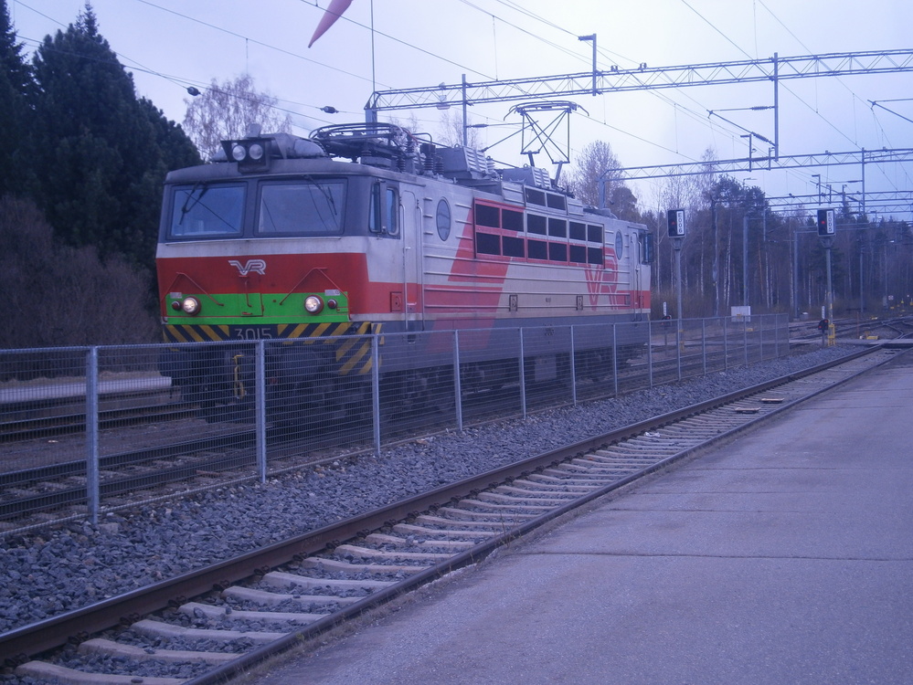 Sr1 3015 Pieksämäellä 2.5.2014
InterCity-junan Pieksämäelle hetkeä aiemmin vetänyt Sr1 3015 kiertää junarungon toiseen päähän. Edo-runkojen yleistymisen seurauksena tämä tuolloin hyvin tyypillinen operaatio on jäänyt historiaan.
Avainsanat: op_VR;jt_vaihtotyö;jyv_Sr1