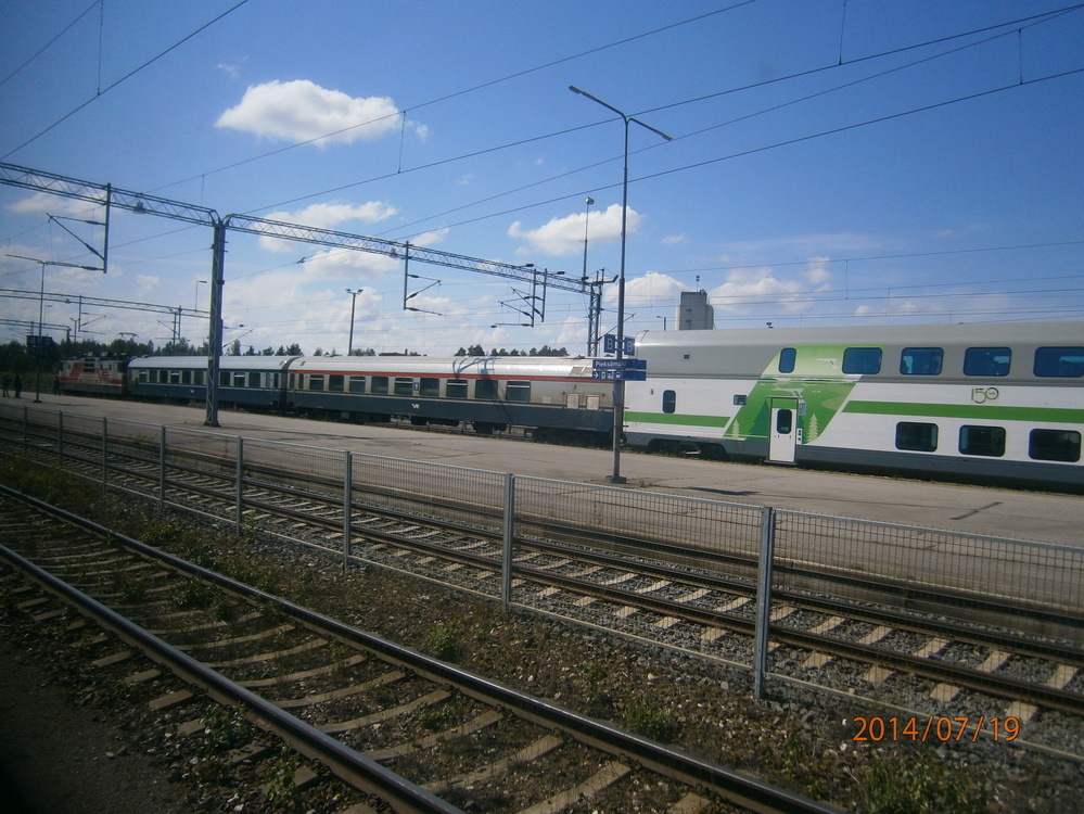 InterCity Turkuun Pieksämäellä 19.7.2014
Pieksämäki-Turku -junissa aiemmin ollut Ex on tiputettu pois junarungosta, joka nyt koostuu pelkistä sinisistä ja kaksikerrosvaunuista.
Avainsanat: op_VR;jt_matkustajajuna;jt_InterCity;jyv_Sr1;jyv_Eipt;jyv_Rbkr;jyv_Edfs
