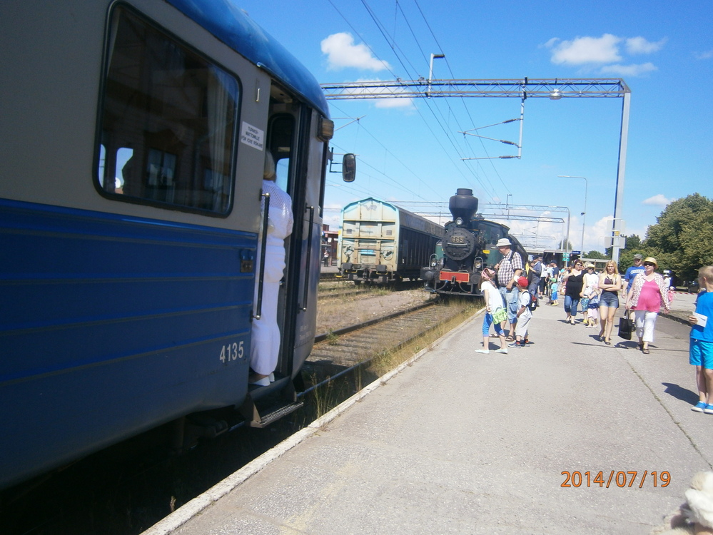 Tavarajuna ohittaa museojunia Pieksämäellä 19.7.2014 #2
Etelän suunnasta saapuva tavarajuna ohittaa kaksi museojunaa Pieksämäellä.
Avainsanat: op_VR;op_Keitele-museo;op_Pieksämäen_höyryveturiyhdistys;jt_tavarajuna;jt_asiakasjuna;museoliikenne;jyv_Vr1;jyv_Dm7;jyv_Sim