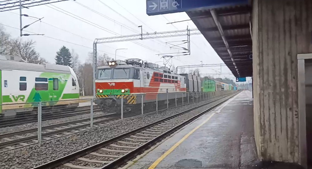 Sekatavarajuna Pieksämäellä 26.10.2020
T 52209 eli silloinen vakituinen Kouvola-Pieksämäki -sekatavara 2209 muuttuneella aikataululla. Tämän junan vakiokalustoa olivat Kommilan tehtaalle suuntaavat tyhjät vaunut, joita oli täydennetty milloin milläkin, usein mukana oli konepajalle suuntaavia vaunuja ja joskus tyhjiä raakapuuvaunuja ja toisinaan juna saattoi olla täysin pelkkä tyhjärapu.

Tällä kertaa mukana oli Kommilan vaunut sekä niiden edessä varsin paljon konepajalle matkaavia vaunuja.
Avainsanat: op_VR;jt_Tavarajuna;jt_Runkojuna;jyv_Sr1;jyv_Dm12;jyv_Sgmmns-w;jyv_Sps;jyv_Sim