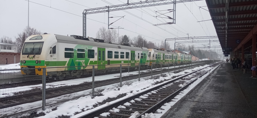 Kiskobussikolmikko kutosraiteella 27.3.2024
3* Dm12 -kokoonpanon näky on melkoisen harvinaista. Ei sillä, etteikö matkustajia Pieksämäen ja Joensuun välillä riittäisi helposti kolmen vankan edestä, vaan sillä, että näitä spontaanisti tuleen syttyviä koneen kaltaisia laitteita, jotka ovat "täysin, muttei tyystin erilaisia kuin" juna on harvemmin ehjinä tarpeeksi, jotta kaikkia halukkaita saataisiin mahtumaan junaan sisälle.
Avainsanat: op_VR;jt_matkustajajuna;jt_kiskobussi;jyv_Dm12