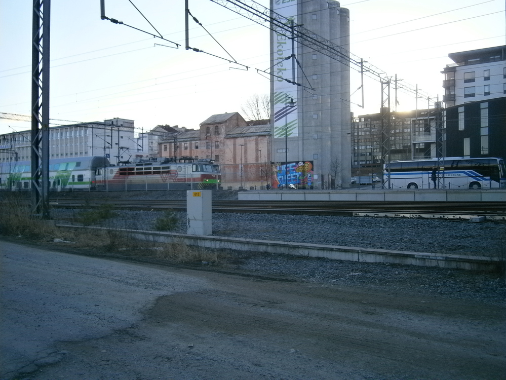 InterCity 77 saapuu Mikkeliin 31.3.2014
Toinen kahdesta tuohon aikaan Mikkelin kakkosraidetta käyttäneestä matkustajajunasta, IC77 Helsingistä Kajaaniin saapuu Mikkeliin ohittaen samalla vielä olemassaolleen Valssimyllyn.
Avainsanat: op_VR;jt_matkustajajuna;jt_InterCity;jyv_Sr1;jyv_Edb