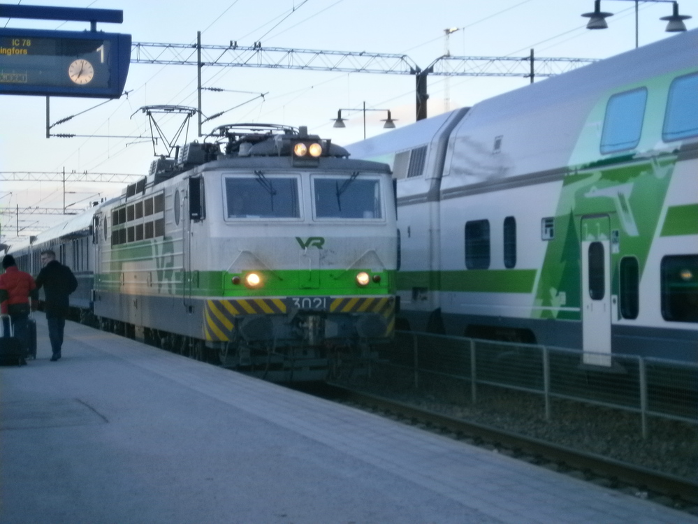 InterCity 77 ja InterCity 78 kohtaavat Mikkelissä 31.3.2014
Mikkelin perinteinen iltaseitsemän kohtaus kahden Kajaanin junan kesken. InterCity 77 alkaa olla lähtövalmis kun InterCity 78 jarruttelee ykkösraiteelle.
Avainsanat: op_VR;jt_matkustajajuna;jt_InterCity;jyv_Sr1;jyv_Ed;jyv_Nom