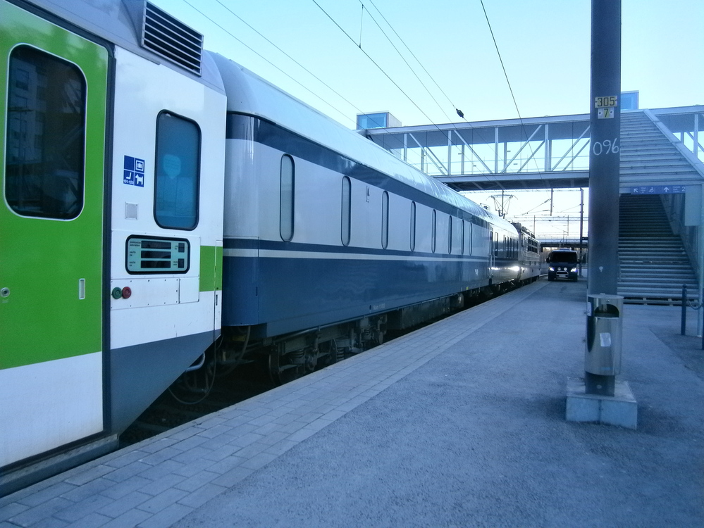 Nom-vankivaunu Mikkelissä 31.3.2014
Nom-vankivaunu Kajaanista Helsinkiin matkalla olevan InterCity-junan 78 kärjessä. Yleensä Nom-vankivaunut ovat tupanneet olemaan Savon radalla rungon pohjoispäässä.
Avainsanat: op_VR;jt_matkustajajuna;jt_InterCity;jyv_Sr1;jyv_Nom;jyv_Expt;vankivaunu