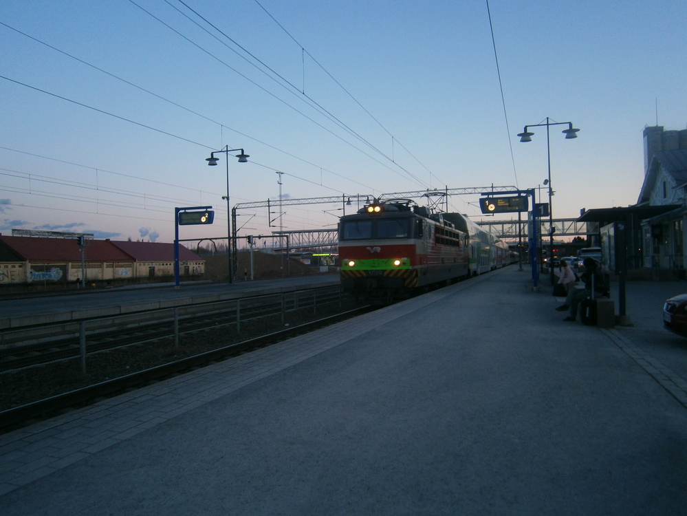 InterCity 709 Mikkelissä 31.3.2014
InterCity 709 Kouvolasta Kuopioon sinipunavihreässä asussaan Mikkelissä.
Avainsanat: op_VR;jt_matkustajajuna;jt_InterCity;jyv_Sr1;jyv_Edb