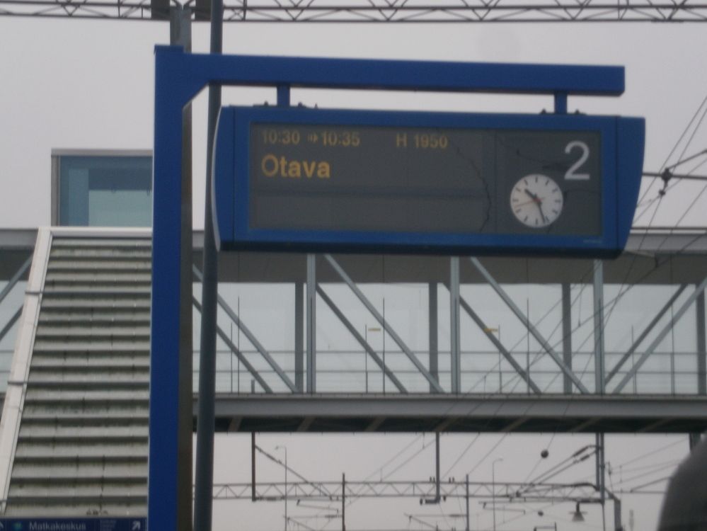 Kovin usein ei Otavaa näe pääteasemana laiturinäytössä
Viisi minuuttia myöhässä kulkeva taajamajuna 1950 ei valitettavasti ole paikallisjunien paluu Mikkeliin, ainoastaan Savon radan päivän museojuna Otavan satamaan.

