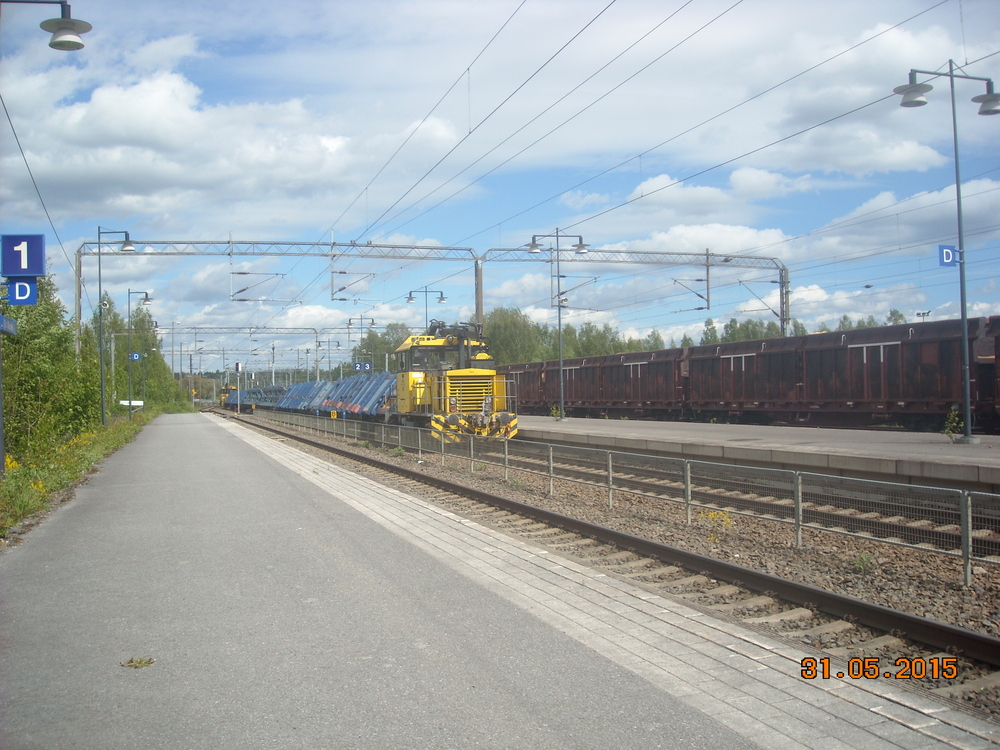 TYO 70581 ohittaa Mikkelin 1.6.2015
Kaksi Tka8-ratakuorma-autoa palauttaa tyhjiä vaihde-elementtivaunuja Pieksämäen nyt jo edesmenneelle kiskohitsaamolle.
Avainsanat: op_VR;jt_Työjuna;jyv_Tka8;jyv_BOv;jyv_BOvz;jyv_Fakks