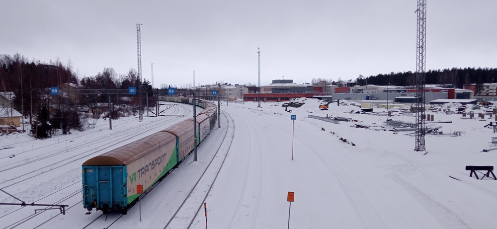 Peltolan ratapiha 31.12.2022
Näin keskitalvella työmaalla ei niin hirveästi tapahdu. Ratapiha ei kuitenkaan hiljene talveksi, kuten ei myöskään Uimaharjun sellujunaliikenne, josta todisteena kuvassa näkyvä vaunuletka.
Avainsanat: op_VR;jyv_Hai