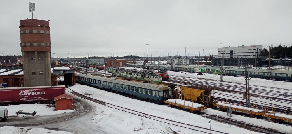 Nokelan varikko 22.3.2024
Lakon takia hiljaisella Suomen rataverkon pohjoisosien pääasiallisella varikolla seisomassa oli niin diesel- kuin sähkövetureita, samoin kuin vaunukalustoa aina sepelivaunuista vanhoihin sinisiin päivävaunuihin.
Avainsanat: op_VR;jyv_Dv12;jyv_Sr1;jyv_Sr3;jyv_Ein;jyv_Eip;jyv_EFit;jyv_Kbps-v;jyv_Et-w;infra_veturitalli