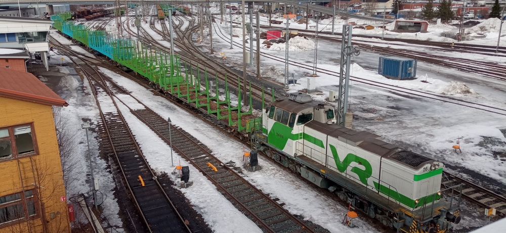 Oulun päivystäjä 22.3.2024
Tavaraliikenne oli lakon takia lähes täysin jumissa, joten määränsä enempää ei ratapihapäivystäjälle ollut Oulussa töitä ja yksi Dv12 riitti vallan mainiosti. Useinhan Oulussa on puhuttava päivystäjistä monikossa.
2606 siirteli vaunuja Nokelan ja Tavaran välillä ja jaotteli niitä yhdenlaisista letkoista toisenlaisiksi ja lopuksi lähti vielä etelän suuntaan jonnekin, ettei vain Oritkarin satamaan tai Nuottasaareen?
Avainsanat: op_VR;jt_vaihtotyö;päivystäjä_Oulu;jyv_Dv12;jyv_Snps;jyv_Snpss;jyv_Sps