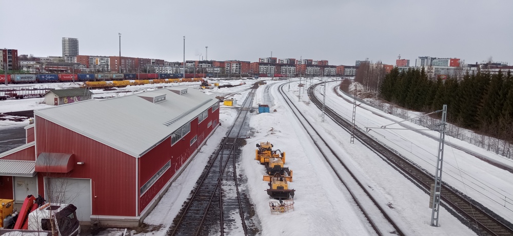 Radanpidon aluetta Oulussa 22.3.2024
Oulun tavararatapihan yhteydessä sijaitsee varsin laaja radanpidon tukipiste.
Avainsanat: harjauskone