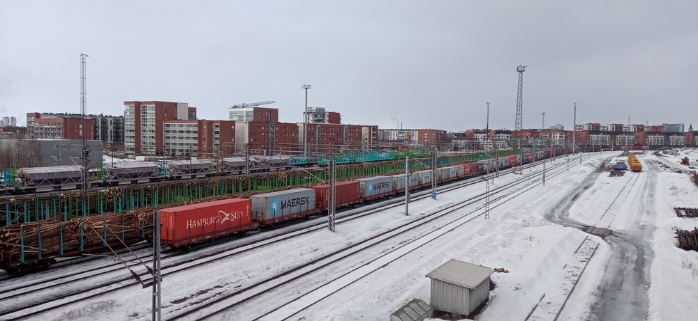 Oulu tavara 22.3.2024
Oulu on yhtenä Suomen kolmesta keskusratapihasta varsin monipuolinen ratapiha. Nytkin tarjolla oli niin raakapuu-, kontti- kuin siilovaunujakin ja näkyypä tuolla taaempana sepelivaunujakin.
Avainsanat: op_VR;jyv_Kbp;jyv_Sp;jyv_Sps;jyv_Tadds