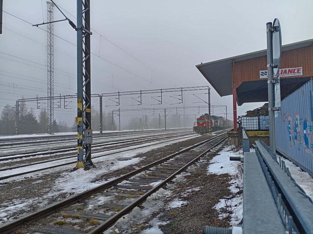 Heinolan juna Lahden sumussa 27.1.2025
Dv12-pari odottelee malttamattomana lähtö Heinolaan toimittamaan tyhjiä vaunuja Rautsalon kartonkitehtaalle sumuisella Lahden ratapihalla. Paljon muuta tällä tyhjähköllä ratapihalla ei sitten ollutkaan, kuin sumua.
Avainsanat: op_VR;jt_vaihtotyö_PAI;juna_heinolalainen;jyv_Dv12