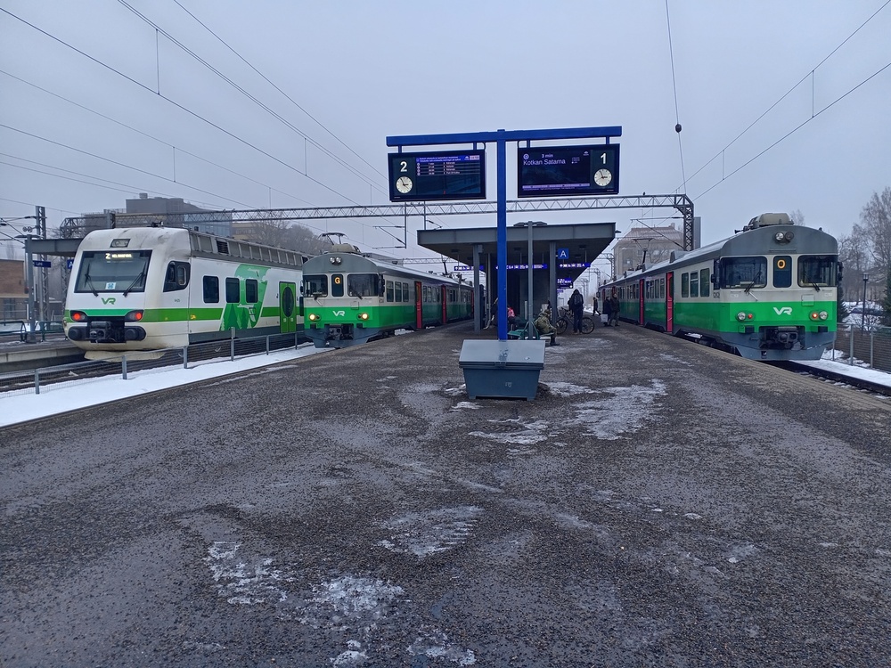 Lahden lähijunia 25.1.2025
Lahden kolmen lähijunalinjan edustajat koolla, eli Z-juna Helsinkiin, G-juna Riihimäelle ja O-juna Kotkaan.
Avainsanat: op_VR;jt_lähijuna;jyv_Sm2;jyv_Sm4