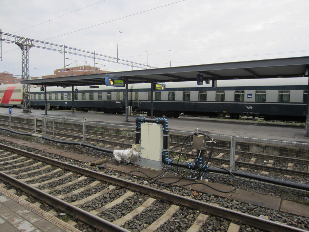 Oulun asemalla 2.6.2012 #3
Yöjunien senaikaista sinipunaa. CEmt:t olivat kadonneet Riihimäelle tultaessa eli lienevät jääneet pois Tampereelta ja jatkaneet kohti Turkua. Nyttemmin Turku-Rovaniemi -makuuvaunut ovat vaihtuneet Edm-kaksikerrosvaunuiksi ja taustan Hccmqqr on saanut ylleen vihreän maalin ja vaihtanut identiteettiään Gd:ksi.
Avainsanat: op_VR;jt_Matkustajajuna;jt_Yöjuna;jyv_CEmt;jyv_Hccmqqr;siniset_vaunut