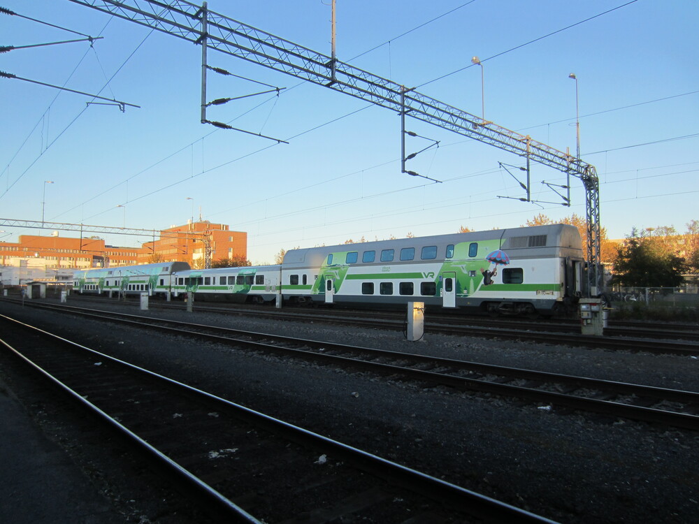 Oulun huoltoraiteet 16.9.2016
Tämäntyyppiset Rx:lliset kaksikerrosrungot olivat hyvän aikaa melkoisen vakiokamaa Helsingissä käymättömissä InterCity-junissa, eli Oulussahan näitä näki. Tuona päivänä Savon rata tosin oli poikki Kajaanin ja Oulun väliltä, eli hieman vähemmän työtä oli rungoilla tehtävänä.
Rovaniemen junat kuitenkin kulkivat ja Sr1-pari onkin juuri nykäissyt huoltoraiteilta toisen samanlaisen rungon painaakseen sen kakkosraiteelle odottamaan lähtöä kohti Rovaniemeä junana IC 415.
Avainsanat: op_VR;jyv_Eds;jyv_Rx;jyv_Ed;jyv_Edb