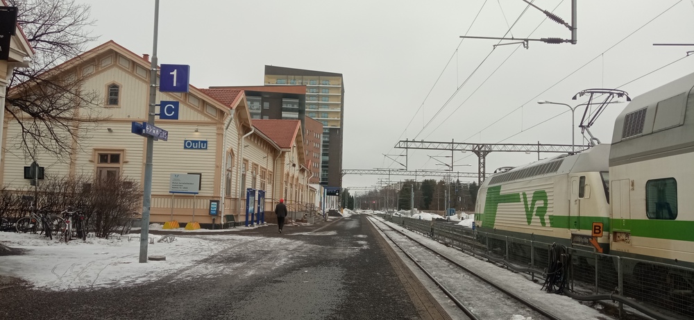 Oulun asema 21.3.2024 #1
Aseman seinässä kyltti edellisvuona valmistuneesta turvalaitetyöstä. Oikealla näkyvä InterCity on juuri saapunut Helsingistä ja vaihtoyhteys Rovaniemelle on suoriutunut matkaan.
Avainsanat: op_VR;jt_InterCity;jyv_Sr2