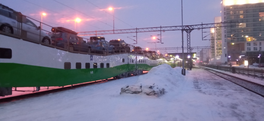 Kolarin juna Oulussa 23.3.2024 #1 Vihertyneet Gfotit
Kolarista Helsinkiin suuntaavan yöjunan 262 autovaunut ovat saaneet uuden vihreän värityksen.
Avainsanat: op_VR;jt_matkustajajuna;jt_yöjuna;jyv_Gfot;juna_Aurora_Borealis_Express