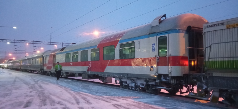 Kolarin juna Oulussa 23.3.2024 #3 Aggregaattivaunu
Eifet-aggregaattivaunu on tuottanut Kolari-Helsinki -yöjunalle sähköä sen kulkiessa dieselvetoisena Kolarista Ouluun. Nyt kuitenkin ollaan saamassa sähköveturi keulille ja aggregaatin on aika lähteä junan Dr16-vetureiden kanssa varikolle.
Avainsanat: op_VR;jt_matkustajajuna;jt_yöjuna;jyv_Dr16;jyv_Eifet;jyv_CEmt;siniset_vaunut;juna_Aurora_Borealis_Express