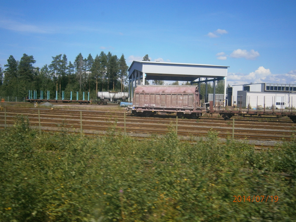 Pieksämäen konepajan "etupihaa" 19.7.2014
Pieksämäen konepajan raiteistoa nähtynä ratapihakierrosta tekevän museojunan... museovaihtoliikkeen? ...ikkunasta.
Avainsanat: jyv_Tau;jyv_Sp;jyv_Zan-v;jyv_Hkba;infra_konepaja