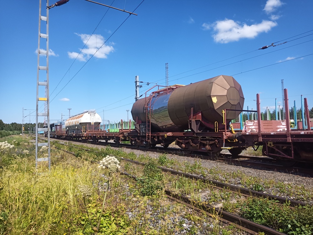 Za
Za-säiliövaunu sekalaisessa tavaravaunuletkassa Pieksämäki lajittelun länsilaidalla 4.7.2021.
Avainsanat: op_VR;jyv_Za;jyv_BH;jyv_Uac;jyv_Rbnqss