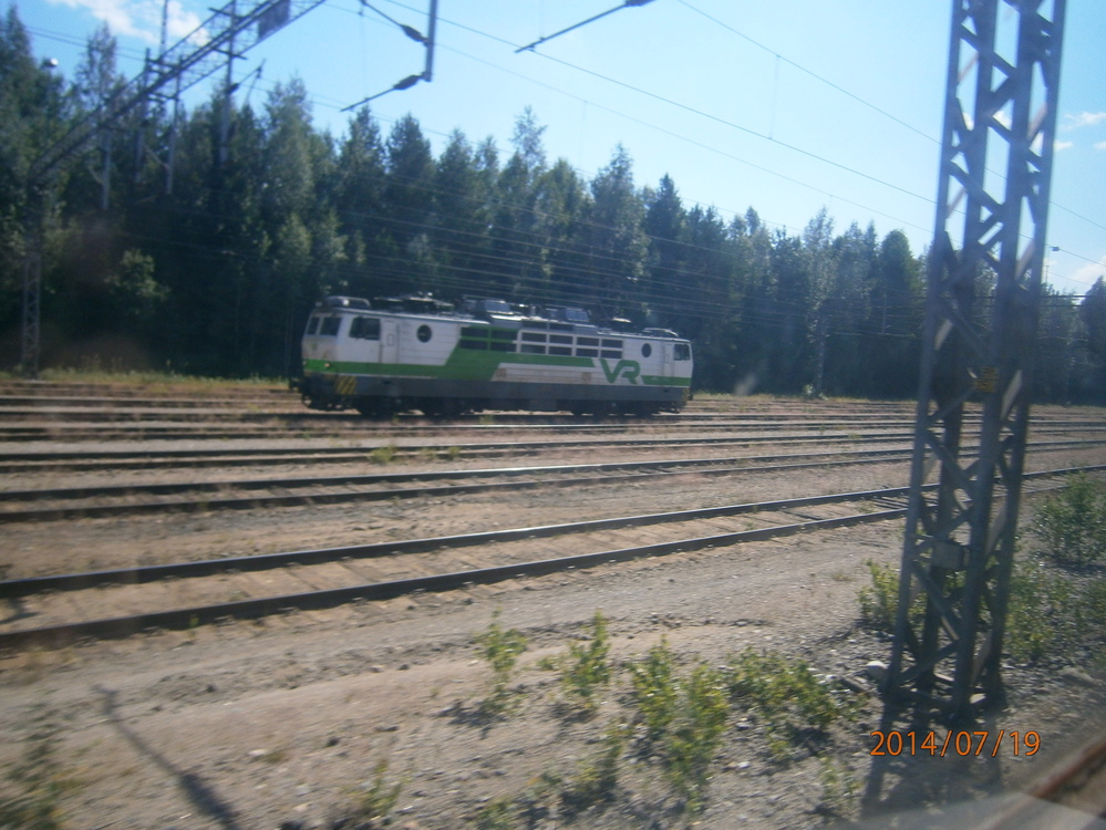 TR 2322 Pieksämäki tavarassa 19.7.2014 #1
Tyhjän raakapuujunan Lauritsalasta Pieksämäelle tuonut Sr1 3006 on juuri ajettu irti vaunuista.
Avainsanat: op_VR;jt_tavarajuna;jt_raakapuujuna;jt_vaihtotyö;jyv_Sr1