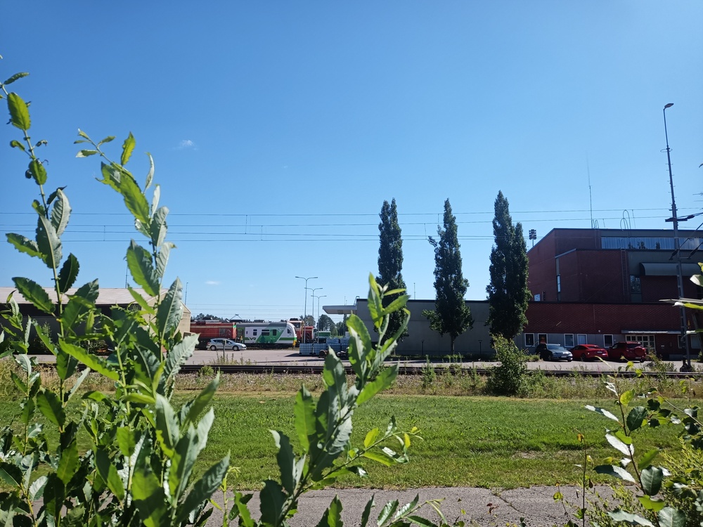 Temun varikon tunnelmia 4.7.2021
Pieksämäen uusi veturivarikko, tai no, alkaahan tälläkin olla jo ikää sen nelisenkymmentä vuotta.
Avainsanat: op_VR;jyv_Dv12;jyv_Dm12