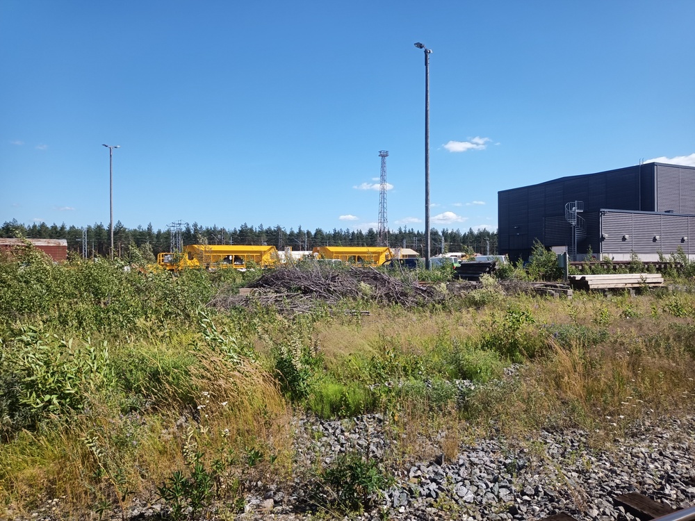 Pieksämäen vanhaa kiskohitsaamoa 4.7.2021
Alueelle näytti olevan varastoituna "vähän kaikenlaista".
Avainsanat: jyv_Uad;jyv_BG