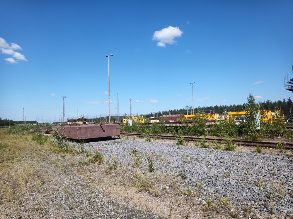 Vanhan kiskohitsaamon pihaa 4.7.2021
Pieksämäen vanha kiskohitsaamo vaikuttaa toimivan sekalaisen radanpidon kaluston säilytyspaikkana.
Avainsanat: op_NRC;jyv_Tka7;jyv_Tte;jyv_BG;jyv_Uad