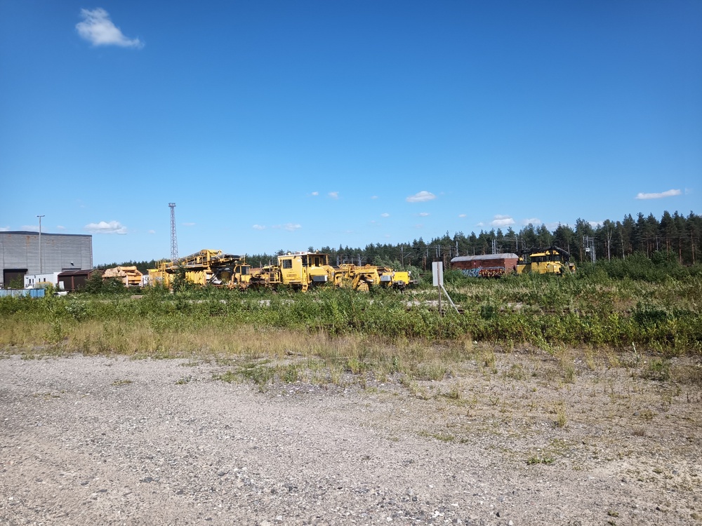 Ratatyökalustoa Pieksämäen kiskohitsaamolla 4.7.2021
Pieksämäen vanha kiskohitsaamo tuntui toimivan NRC-groupin tukipisteenä.
Avainsanat: op_NRC;jyv_Tka8;jyv_Tsl;jyv_BG