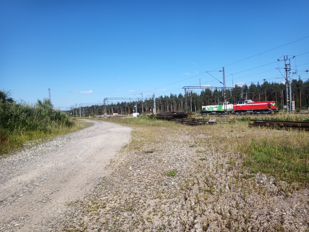 Temun ja lajittelun väliset vaihteet 4.7.2021
Dv12-pari oli lähdössä veturijunana Iisalmeen.
Avainsanat: op_VR;jt_veturijuna;jyv_Dv12