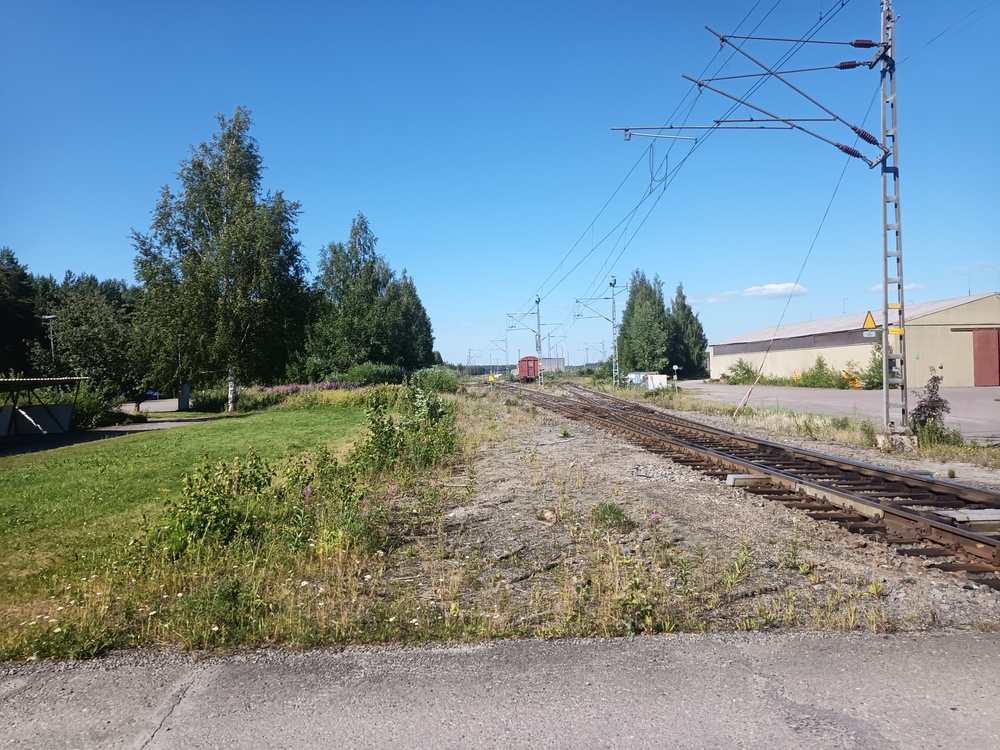 Temun läntistä vaihteistoa.
Suorilla jatkamaan pääsee lajittelun länsilaitaa pitkin vanhalle laskumäelle, oikeanpuolimmaisinta reittiä varikon pohjoispään vaihteiden kautta lajitteluun. Väliin jää vanhan kiskohitsaamon raiteisto.
