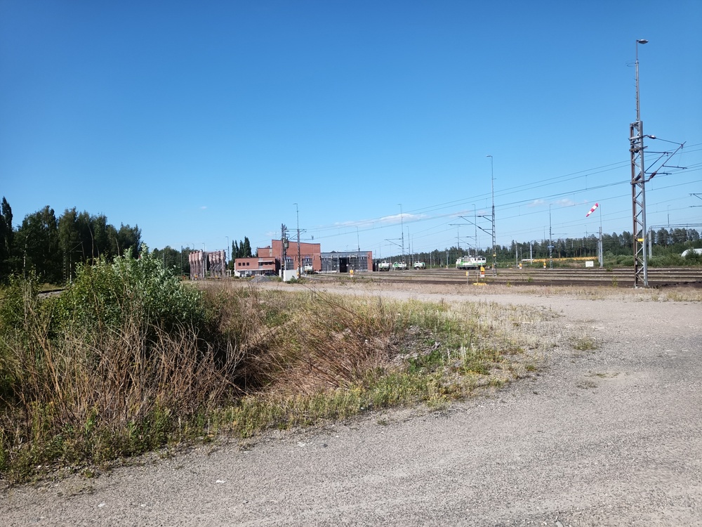 Pieksämäen varikon eteläpuolta 4.7.2021
Vasemmalla veturihiekkasäiliöt, keskemmällä veturihalli. Sr1- ja Dv12 -muodostavat Pieksämäen tavaraliiketeen ja sitä myöten varikon veturitarjonnan selkärangan.
Avainsanat: op_VR;jyv_Sr1;jyv_Dv12