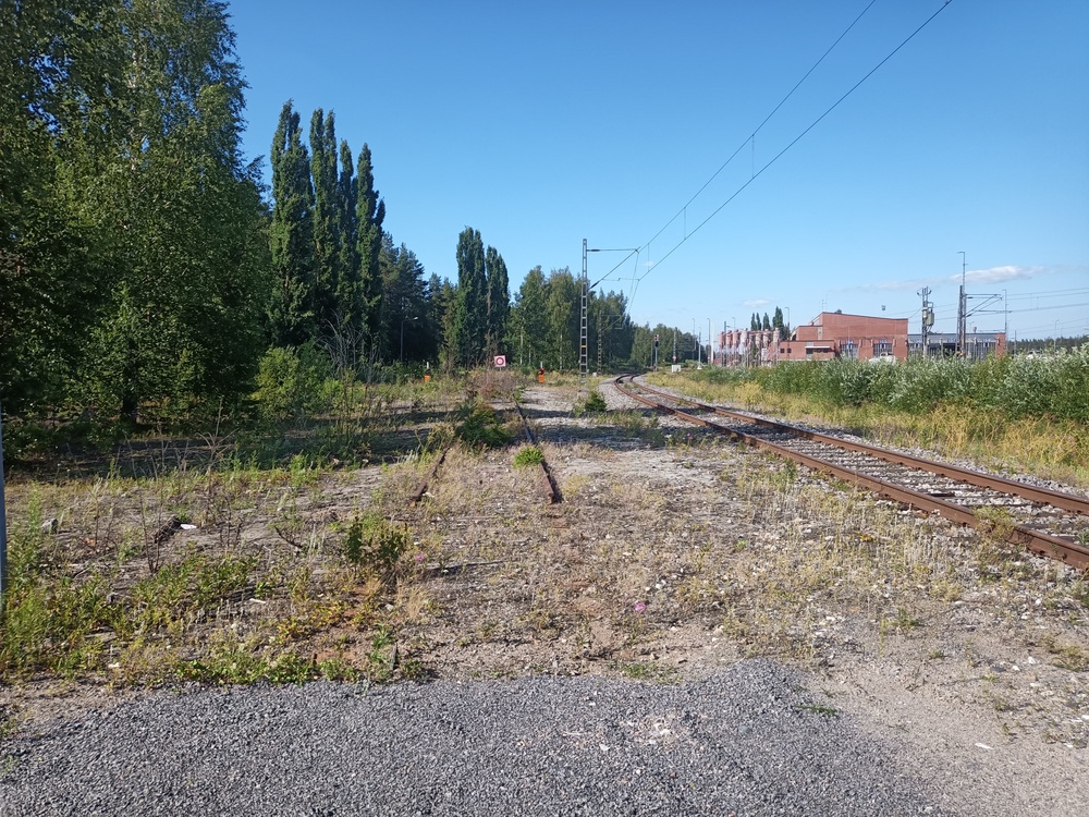 Vanhaa raiteenpätkää Pieksämäki Temussa 4.7.2021
Seis-levyn takia tälle joidenkin metrien mittaiselle raiteelle jumiin jääneellä junayksiköllä ei olisi poispääsyä, muuta kuin poikkeusluvalla. Aktiivinen raideopastin toki tällaisen tilanteen varalle löytyy.
Avainsanat: rautatiearkeologia