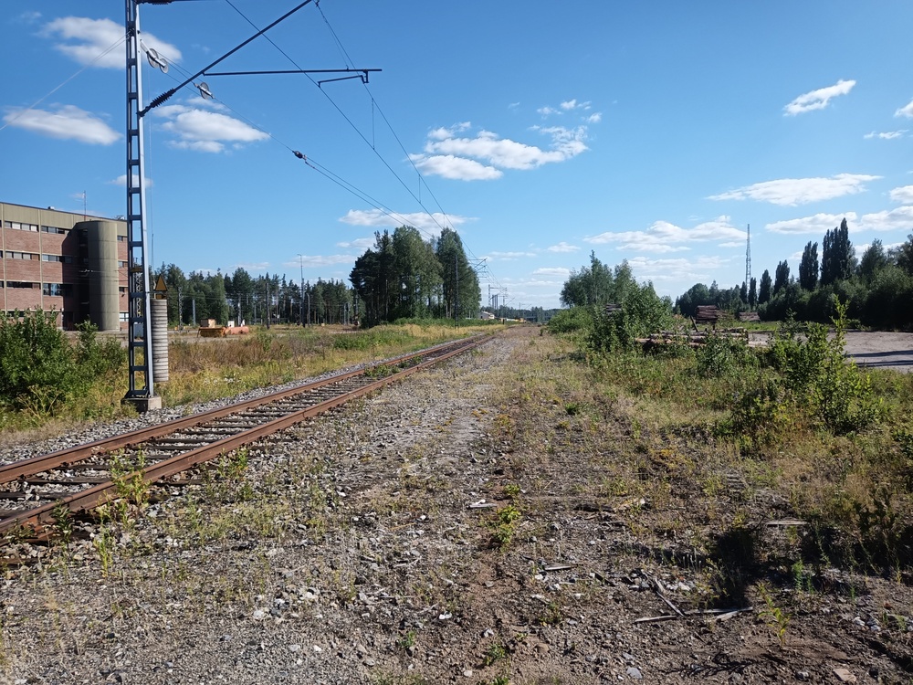 Temun läntinen ohitusraide 4.7.2021
Jäljistä pääten vieressä on sijainnut toinenkin raide. Kuvassa vasemmalla liikenteenohjaustorni, oikealla raakapuunkuormauspaikka.
Avainsanat: rautatiearkeologia;infra_liikenteenohjaustorni