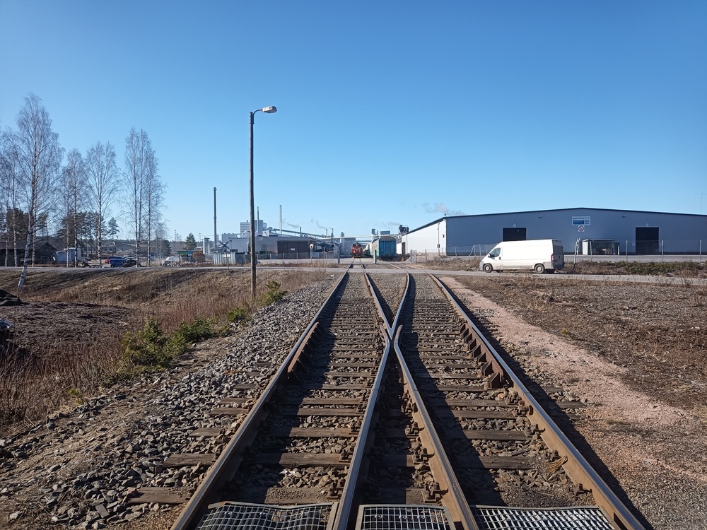 Pelloksen vaneritehdas 16.4.2021
Näkymä tehtaan "ratapihalle" sen ainoalta vaihteelta. Dv12-pari kokoaa Kouvolaan lähtevät vanerijuna 2274:n runkoa.
Avainsanat: op_VR;jt_Vaihtotyö;jyv_Dv12;jyv_Hbi;infra_tasoristeys