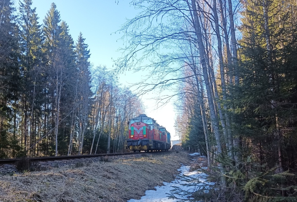 Pelloksen vaihtotöitä 16.4.2021
TA 2274:n runko alkaa olla valmis ja piakkoin alkaa matka kohti etelää, joskaan ei Ostolahden ratapihaa kauemmas. Vielä on tuotava tyhjät vaunut kuormattavaksi, ennen kuin päästään paluureissulle kohti Kouvolaa.
Avainsanat: op_VR;jt_Vaihtotyö;jyv_Dv12;jyv_Hbi