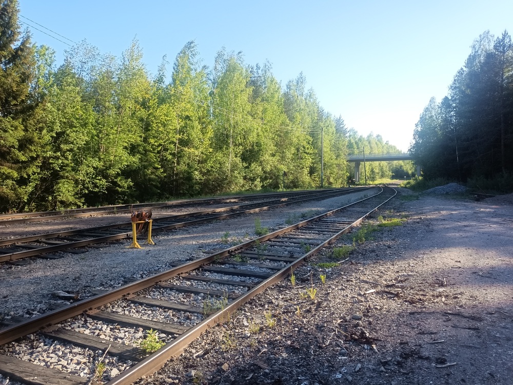 Ristiinan eteläpää 4.6.2021
Pysäytyskenkäteline ja eteläpään vaihteet kesäillan auringossa.
